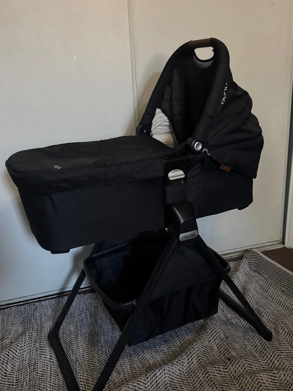 Nuna SWIV & TRIV Series Bassinet + Stand in black